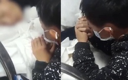 Xúc động cảnh cậu bé Trung Quốc quỳ gối bên người mẹ ung thư giai đoạn cuối
