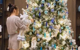 Con gái Cường Đô La nằm sương sương ngắm cây thông Noel siêu khủng trong biệt thự triệu đô