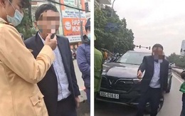 Say rượu, người đàn ông điều khiển ô tô đâm móp xe taxi bị CSGT yêu cầu thổi nồng độ cồn