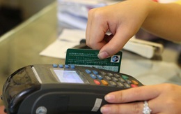 Khách hàng có nguy cơ bị đánh cắp thông tin, các ngân hàng ráo riết “khai tử” thẻ từ, thay bằng thẻ chip