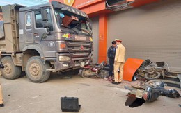 Khoảnh khắc xe ben mất lái đâm nhiều xe máy và người đứng bên đường
