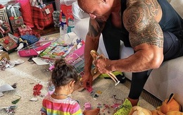 The Rock chơi búp bê Barbie với con gái gây bão mạng