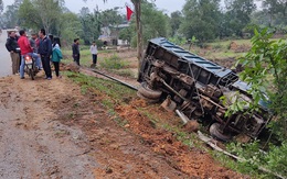 Hà Tĩnh: Mất lái, xe tải đâm lan can lật ngửa bên đường