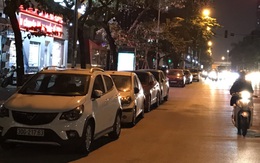 Hà Nội: Cận cảnh xe ô tô "bức tử" lòng đường Hoàng Quốc Việt gây tắc nghẽn nghiêm trọng