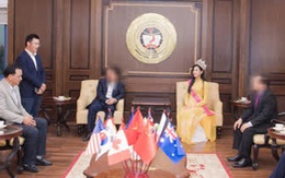 Hoa hậu Đỗ Hà bị chê trách vì ngồi khi thầy giáo đứng báo cáo: Trường Kinh tế Quốc dân nói gì?