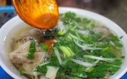 Kỳ lạ phở khổ Hà Nội: Bán trên sân thượng, khách đến ăn 'gù lưng, mỏi gối'