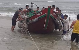 Phát hiện chiếc thuyền chìm cùng thi thể người đàn ông trôi dạt vào bờ biển