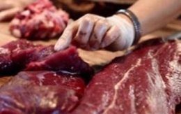 Khi đi mua thịt bò bạn nhất định phải nhấn tay vào miếng thịt, nếu có dấu hiệu này thì nên bỏ qua ngay