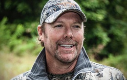 Ca sĩ 54 tuổi tự sát vì bị điều tra tội hiếp dâm trẻ em