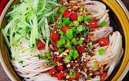 10 phút có ngay mì trộn sốt cay xua tan cái lạnh