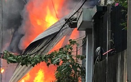 Hà Nội: Cháy kinh hoàng tại nhà dân, hàng xóm hốt hoảng bỏ chạy