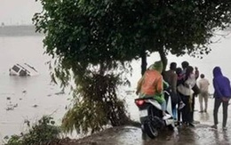 Ô tô đi đám cưới trôi tuột xuống sông ở Nam Định khiến 1 người tử vong