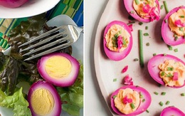 Nhuộm hồng cho trứng bằng màu từ loại củ quen thuộc để bữa ăn thêm lãng mạn