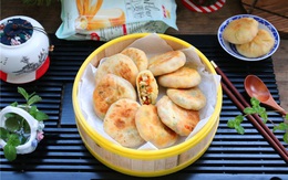 Người Trung Quốc có cách làm bánh rán mặn ngon thần sầu, học ngay công thức thôi!