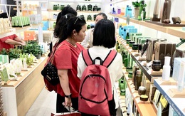 Mẹ tức điên khi phát hiện cả lô mỹ phẩm trong cặp con gái lớp 6