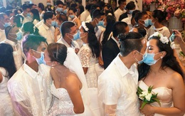 Hàng trăm cặp đôi đeo khẩu trang cưới tập thể ở Philippines