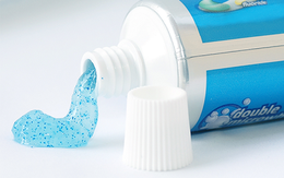 Vứt nước tẩy rửa độc hại đi, các loại bồn rửa trong nhà tắm sẽ trắng sáng, sạch mùi hôi chỉ với 1 ít kem đánh răng