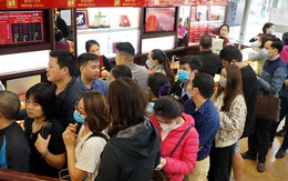 Hà Nội: Người dân xếp hàng chờ mua, bán vàng trong lúc giá "nhảy múa" từng giờ