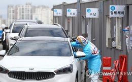Hàn Quốc lấy mẫu xét nghiệm virus cho lái xe ngay trong ô tô của mình
