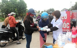 Chủ quầy thuốc ở Hải Dương bỏ tiền túi mua 10.000 khẩu trang y tế phát miễn phí cho người dân