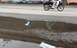 Hà Nội: Khẩu trang y tế vương vãi khắp đường phố, công nhân môi trường vất vả thu dọn
