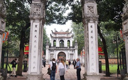 Chủ yếu khách Tây ghé thăm Văn Miếu và đền chùa Hà Nội trong ngày mở cửa trở lại