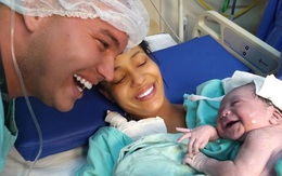 Em bé cười với bố khi chào đời
