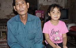 Bố mẹ bỏ đi từ nhỏ, bé gái sống với ông nội già nua trong căn nhà rách nát
