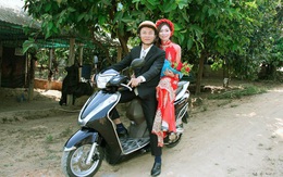 Vợ chồng Kon Tum hoãn tiệc cưới, rước dâu đơn giản bằng xe máy