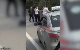 Hà Nội: Hành khách cùng tài xế taxi đánh nhau chảy máu đầu trên đường vành đai 3