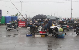 Thanh Hóa: Chợ mới bỏ không, dân vẫn tràn lên cầu cảng mua bán hải sản