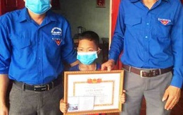Tặng giấy khen cho cậu bé 8 tuổi cứu 2 bạn đuối nước ở Nghệ An