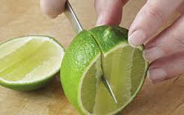 Thói quen cắt chanh nhiều người mắc khiến dao mới mua đã cùn chỉ sau vài lần sử dụng