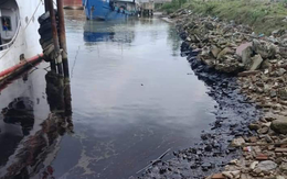 Hà Tĩnh: Nhiều vết dầu luyn đen ngòm bên bờ sông Lam