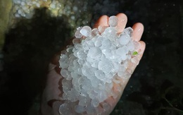 Mưa đá bất ngờ ở Yên Bái, Lào Cai: Hạt mưa to như viên bi, gió quật đổ mái nhà, cây cối đổ rạp xuống đường