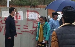 Người phụ nữ tay không leo từ tầng 8 xuống đất bị cho là trốn đi chợ trong lúc cách ly và nguyên nhân thật sự khiến ai cũng thương xót