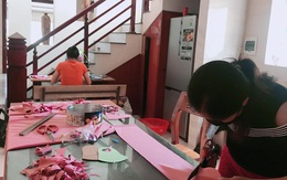 2 giáo viên ở Hà Tĩnh may 300 khẩu trang tặng học sinh nghèo phòng dịch COVID-19
