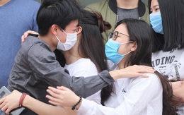 Được chữa khỏi COVID-19, bệnh nhân ngoại quốc rớm nước mắt cảm ơn bác sĩ Việt Nam