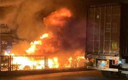 Hải Phòng: Đang lưu thông, xe container bốc cháy dữ dội