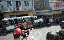Xe buýt đổ dốc cầu tông người phụ nữ bán vé số tử vong