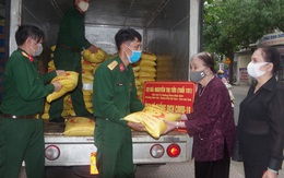 Cụ bà hơn 100 tuổi ở Hà Tĩnh dùng tiền tiết kiệm mua 2 tấn gạo hỗ trợ khu cách ly