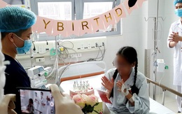 Cô gái suy đa tạng nghẹn khóc với hoa hồng và nến đón sinh nhật tuổi 18 ngay trên giường bệnh Bạch Mai