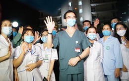Bệnh viện Bạch Mai chính thức gỡ bỏ lệnh phong tỏa: Hàng chục bác sĩ bật khóc lúc 0h đêm