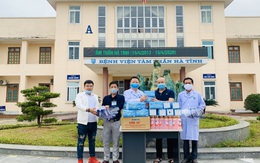 Đại diện báo Gia đình và Xã hội trao tặng hơn 15 triệu đồng cho các bệnh viện ở Hà Tĩnh để phòng chống COVID-19