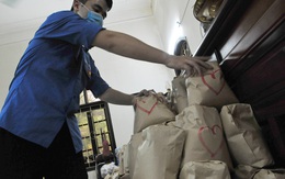 Nhóm thiện nguyện chỉ dùng túi giấy gói quà từ thiện để tránh rác thải nilon