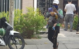 Hình ảnh trước ngực áo của ông bố làm nghề giao hàng khiến ai cũng như bị bóp nghẹn trái tim