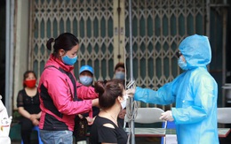 Cận cảnh kiểm soát thân nhiệt, test nhanh COVID-19 người dân ra vào chợ đầu mối, chợ dân sinh tại Hà Nội