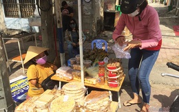 Quầy bánh đặc biệt của người phụ nữ thiếu tứ chi ở Đồng Nai