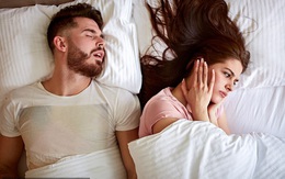 Ngủ ngáy khiến người chung giường gặp phải tình trạng sức khỏe tồi tệ này