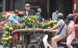 Phố phường Hà Nội đông đúc, nhiều hàng quán rậm rịch mở lại